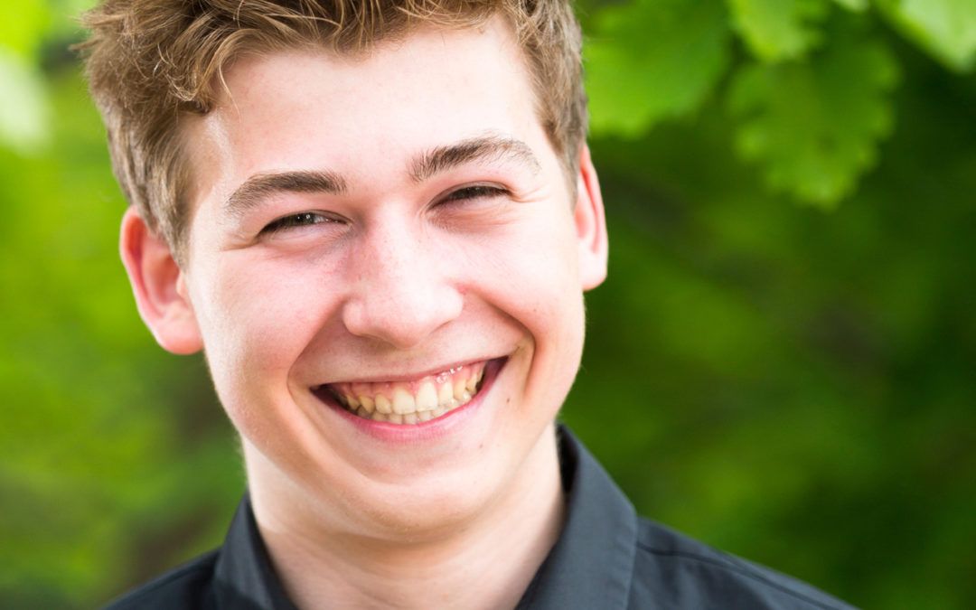 Buurman Daan tijdens familieshoot in het bos